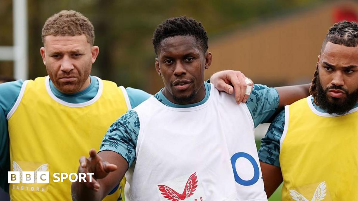 Maro Itoje chatting to his team
