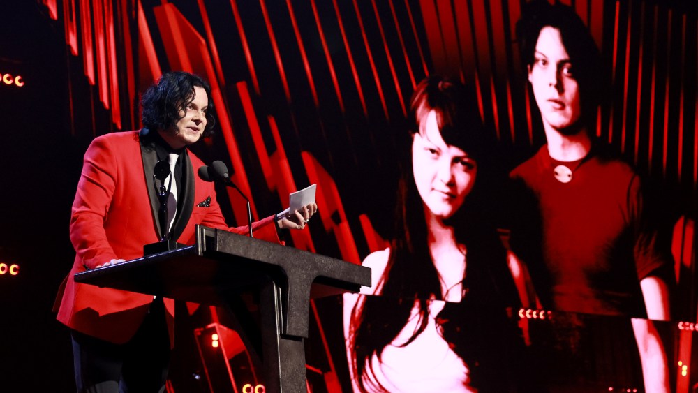 Jack White repassa os cumprimentos de Meg White enquanto White Stripes entra no Rock Hall