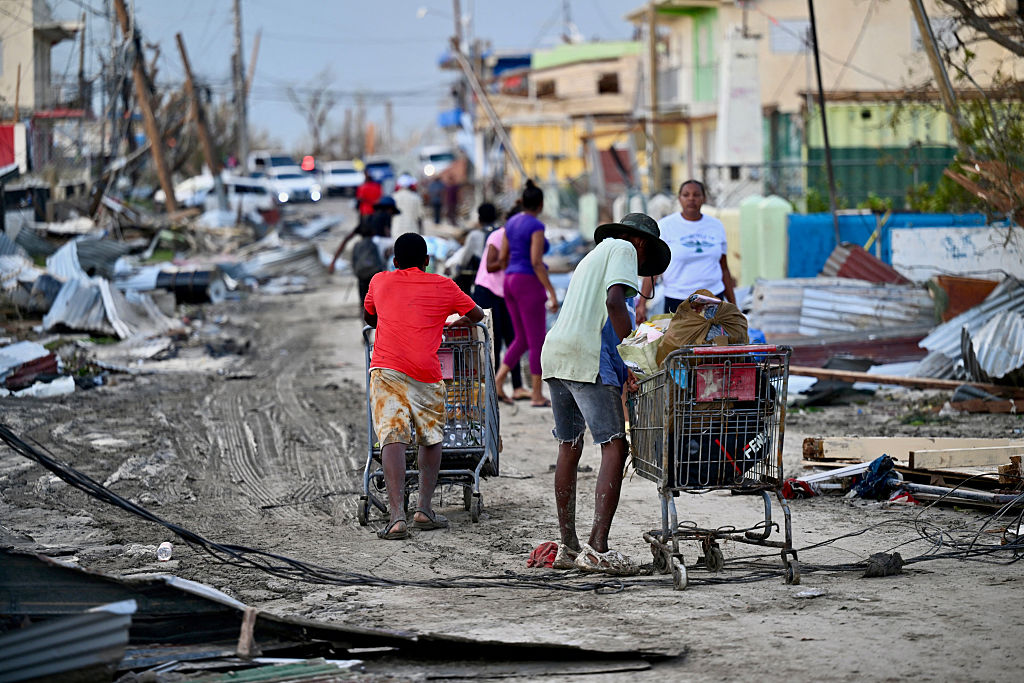 Moradores de Black River estão procurando comida nas ruas após a passagem do furacão Melissa em Santa Cruz, St. Elizabeth, Jamaica, em 29 de outubro de 2025.