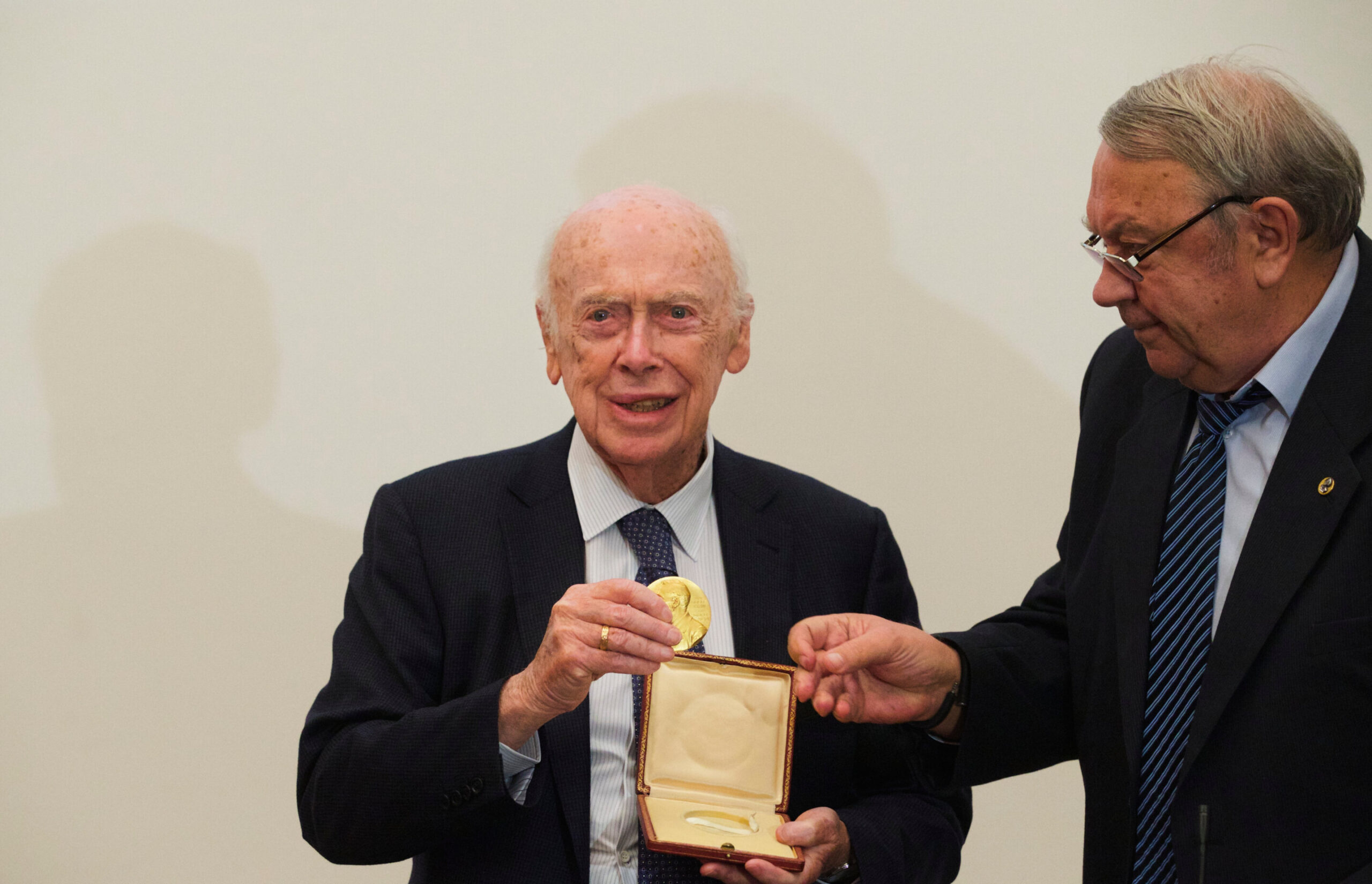 James Watson ajudou a decifrar o código do DNA, gerando avanços médicos e debates éticos
