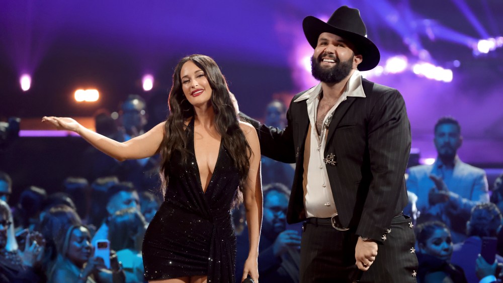 Kacey Musgraves e Carin León fazem dueto no Grammy Latino 2025