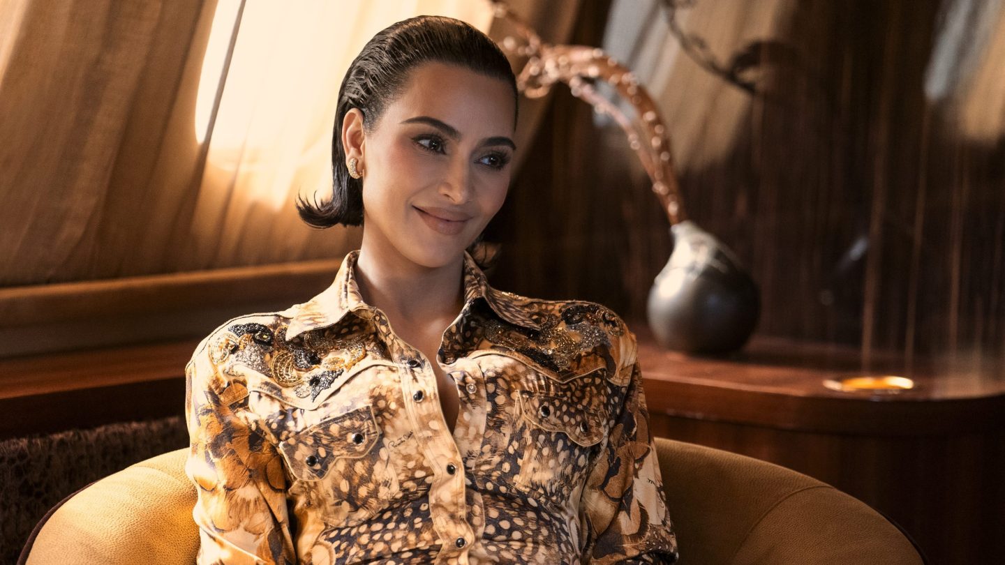 Kim Kardashian tenta jogar com críticas contundentes de 'All's Fair'