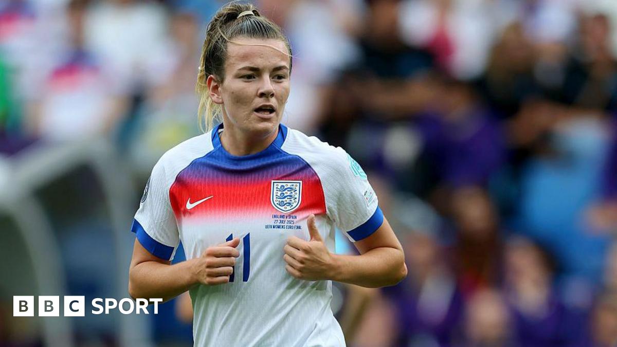 Lauren Hemp in action for England at Euro 2025