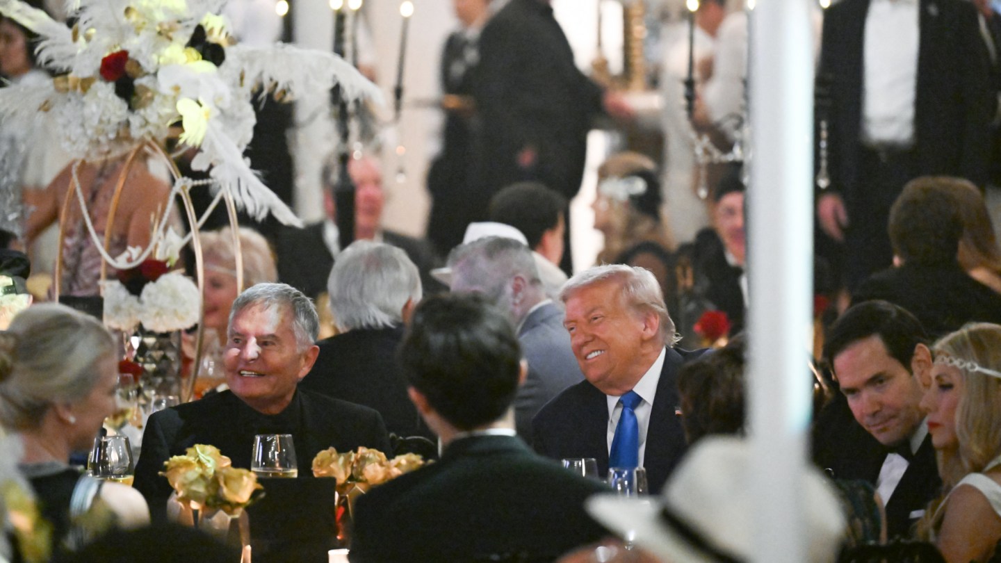 Marvel Mogul sentado ao lado de Trump na festa de Gatsby em Mar-a-Lago