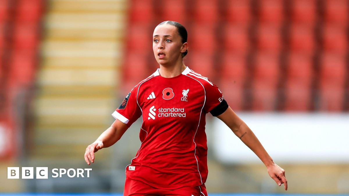 Mia Enderby playing for Liverpool against Tottenham