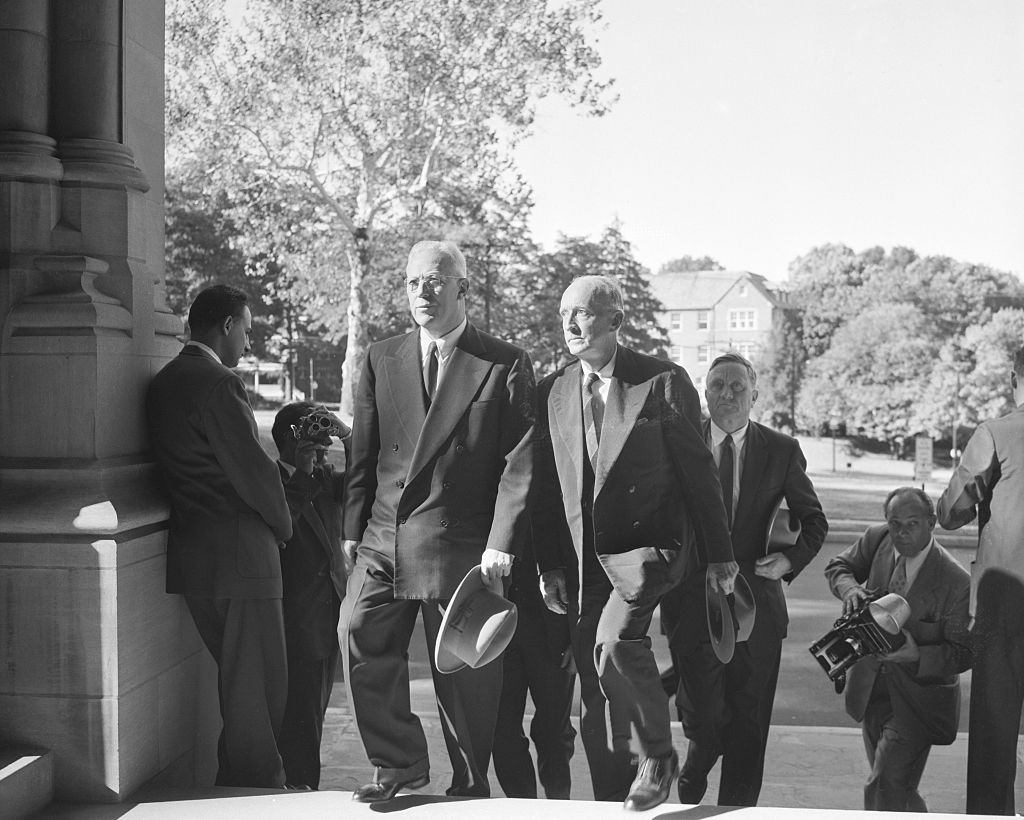 Earl Warren caminhando com colegas