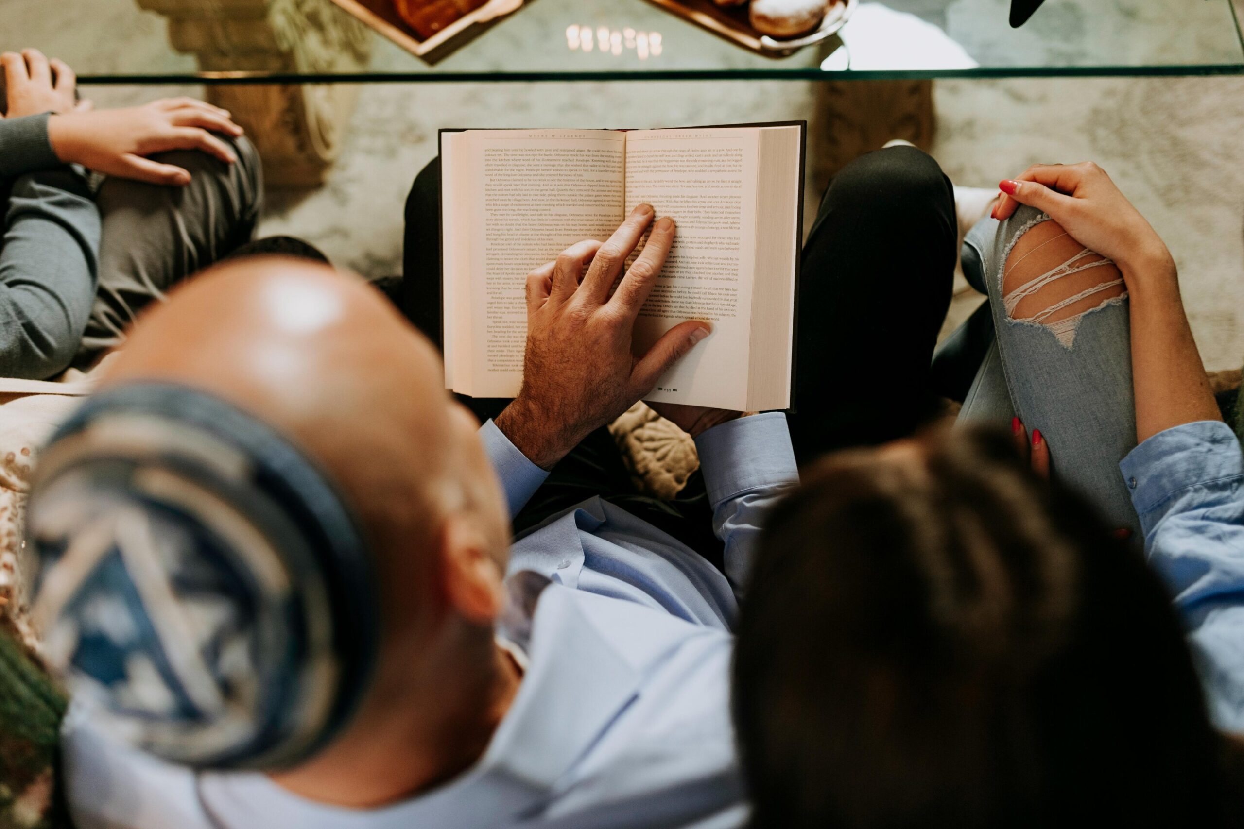 O apoio emocional dos pais pode proteger as crianças durante a guerra, mesmo quando os pais sofrem de TEPT