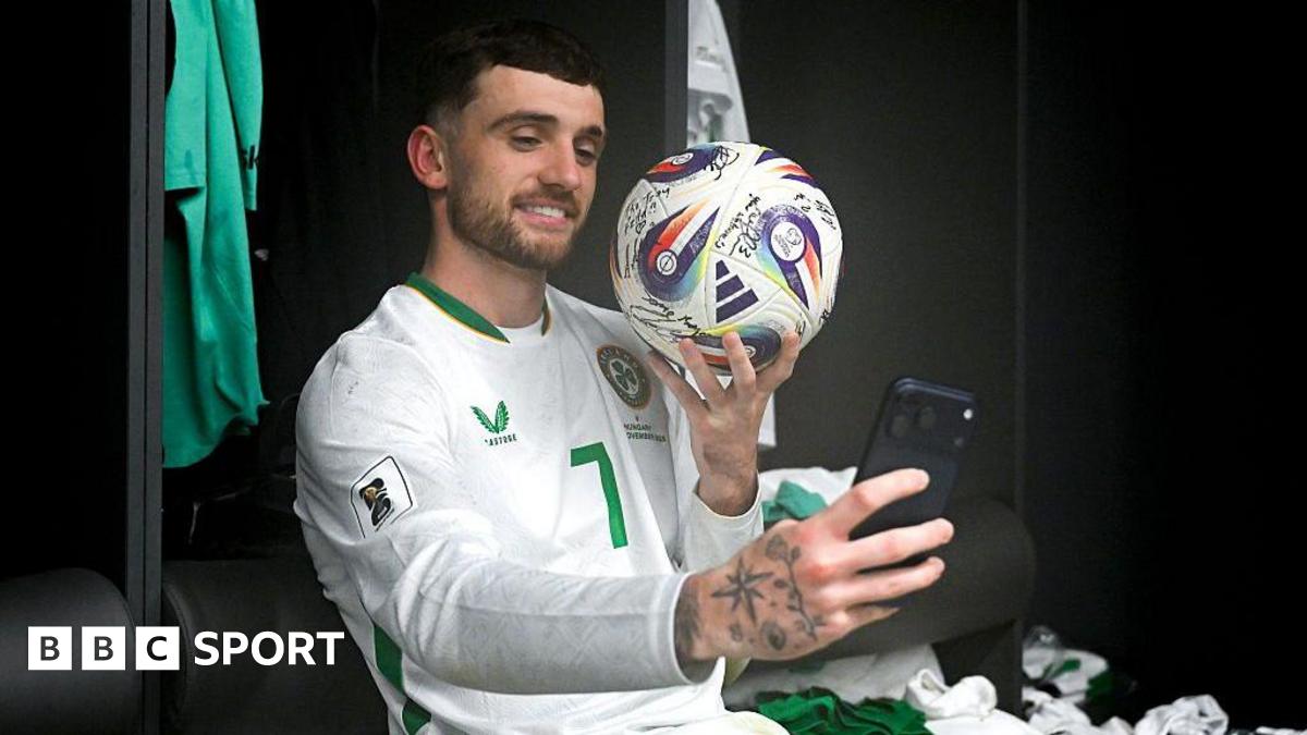 Troy Parrott taking a selfie with the matchball