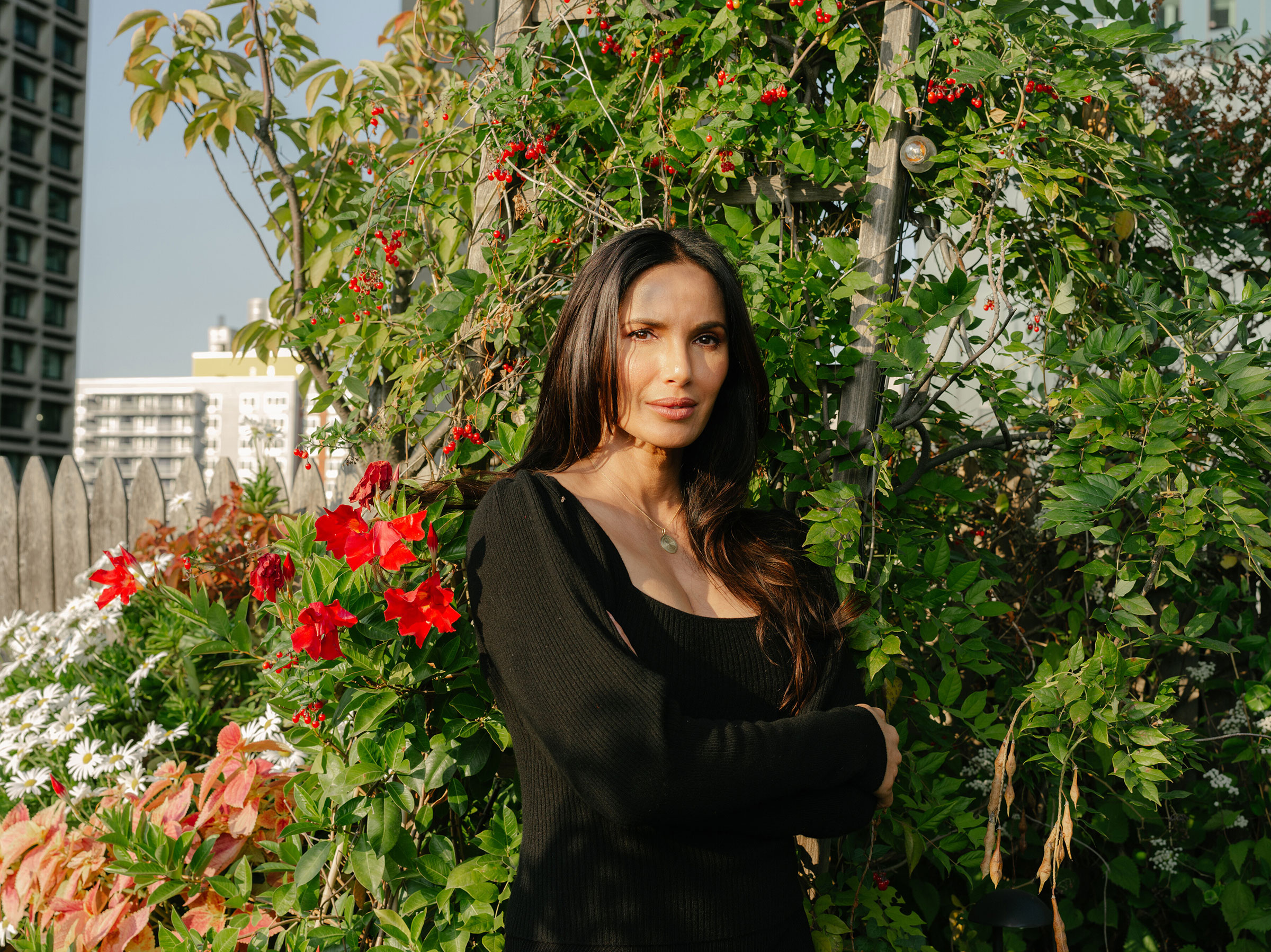 Padma Lakshmi, usando um colar de ouro Tiffany com um medalhão de São Cristóvão, em Nova York, 11 de outubro de 2024. (Morgan Rachel Levy/The New York Times)