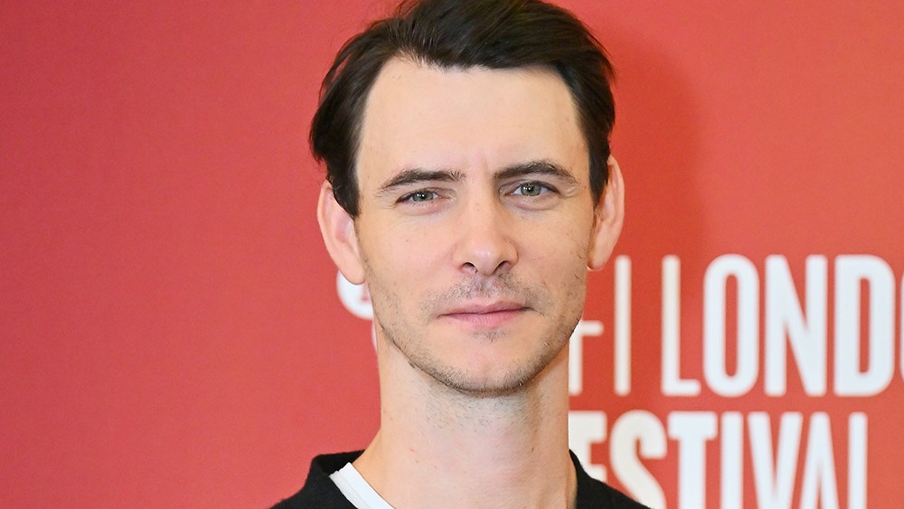Os filmes dos Beatles escalam Harry Lloyd como produtor George Martin