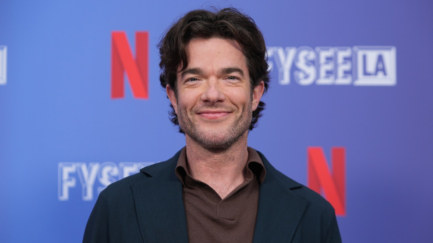 Programa de TV da Suprema Corte de John Mulaney em andamento