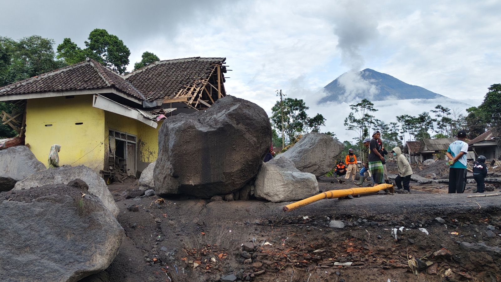 Quase 1.000 evacuados enquanto o vulcão indonésio em erupção cobre aldeias com cinzas quentes | Notícias do mundo