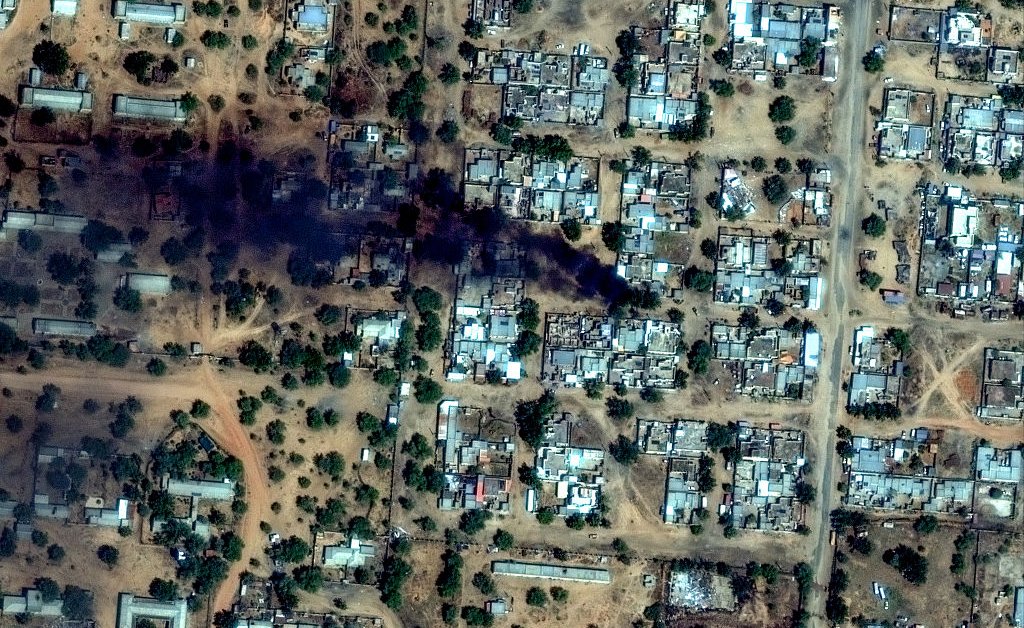 Relatos de assassinatos em massa cometidos por milícias após a queda de uma cidade importante no Sudão