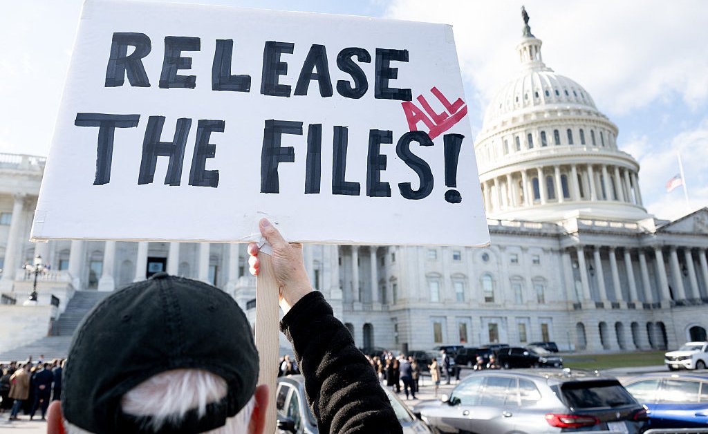 Republicanos deveriam divulgar arquivos de Epstein, diz Trump em grande reversão