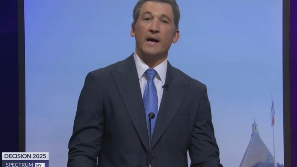 'SNL' zomba do debate prefeito de Nova York com Miles Teller como Andrew Cuomo