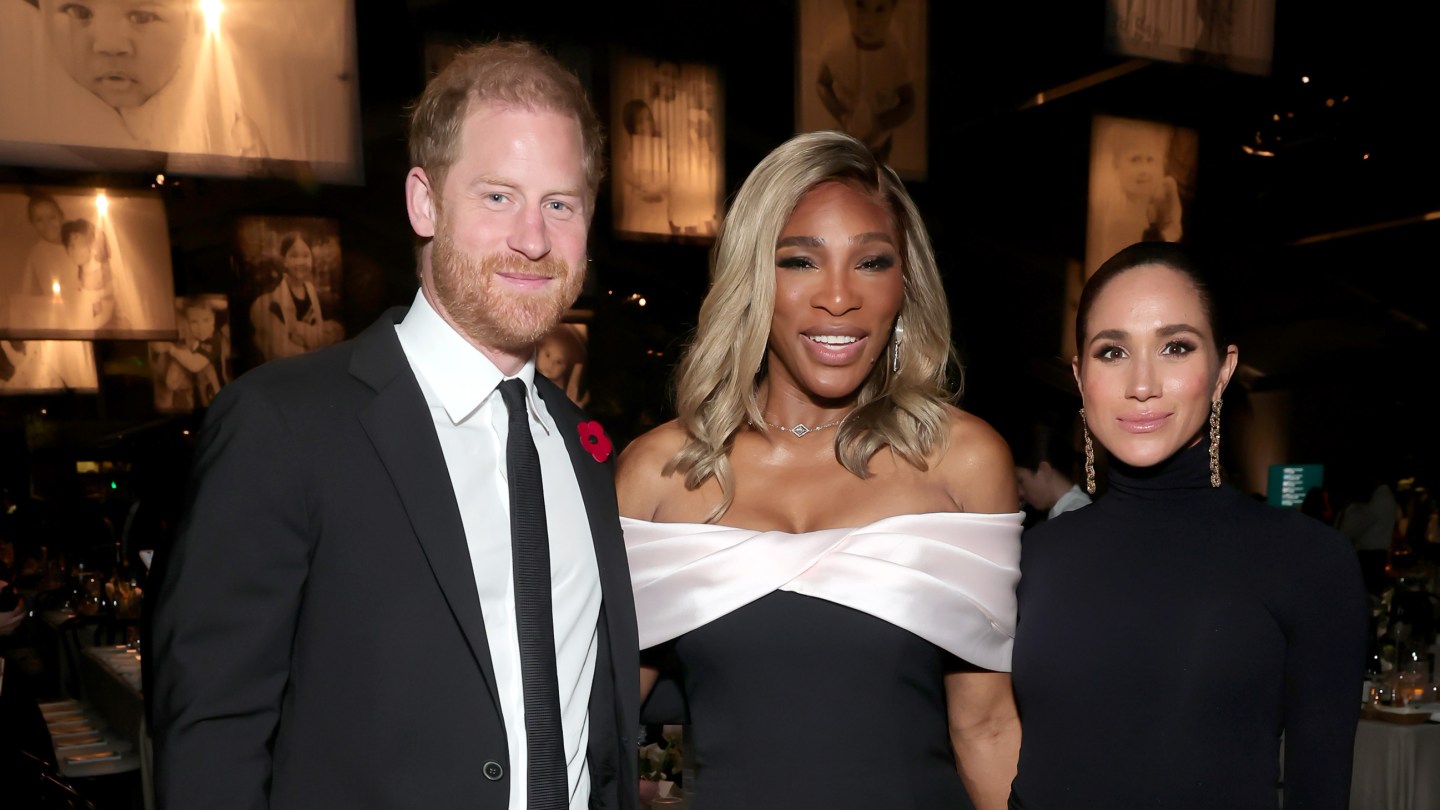 Serena Williams homenageada no Baby2Baby Gala, arrecadando US$ 18 milhões para crianças