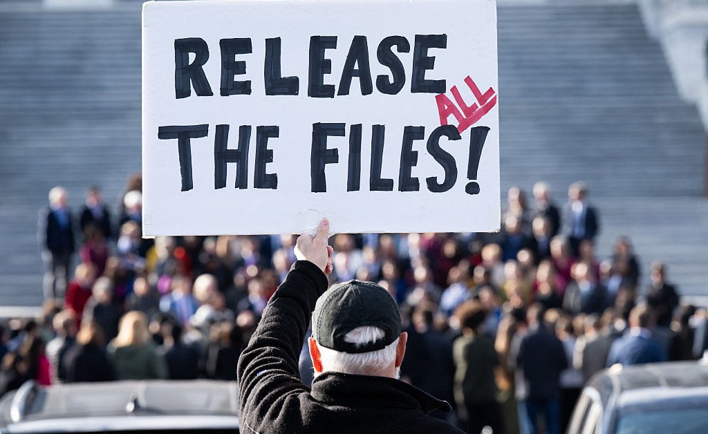 Sobreviventes de Epstein emitem apelo renovado para liberação de arquivos