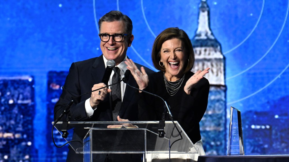 Stephen Colbert apoia grupos de mídia pública em meio a cortes de financiamento federal