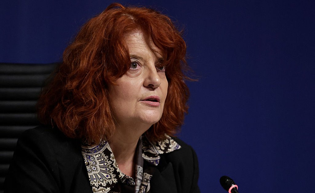 Suspeitos do Louvre acusados: mulher entre quatro formalmente acusadas de assalto