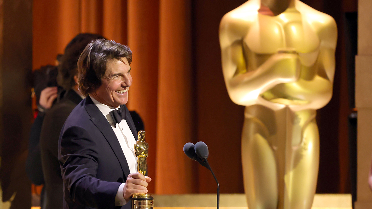 Tom Cruise accepts his honorary Oscar.