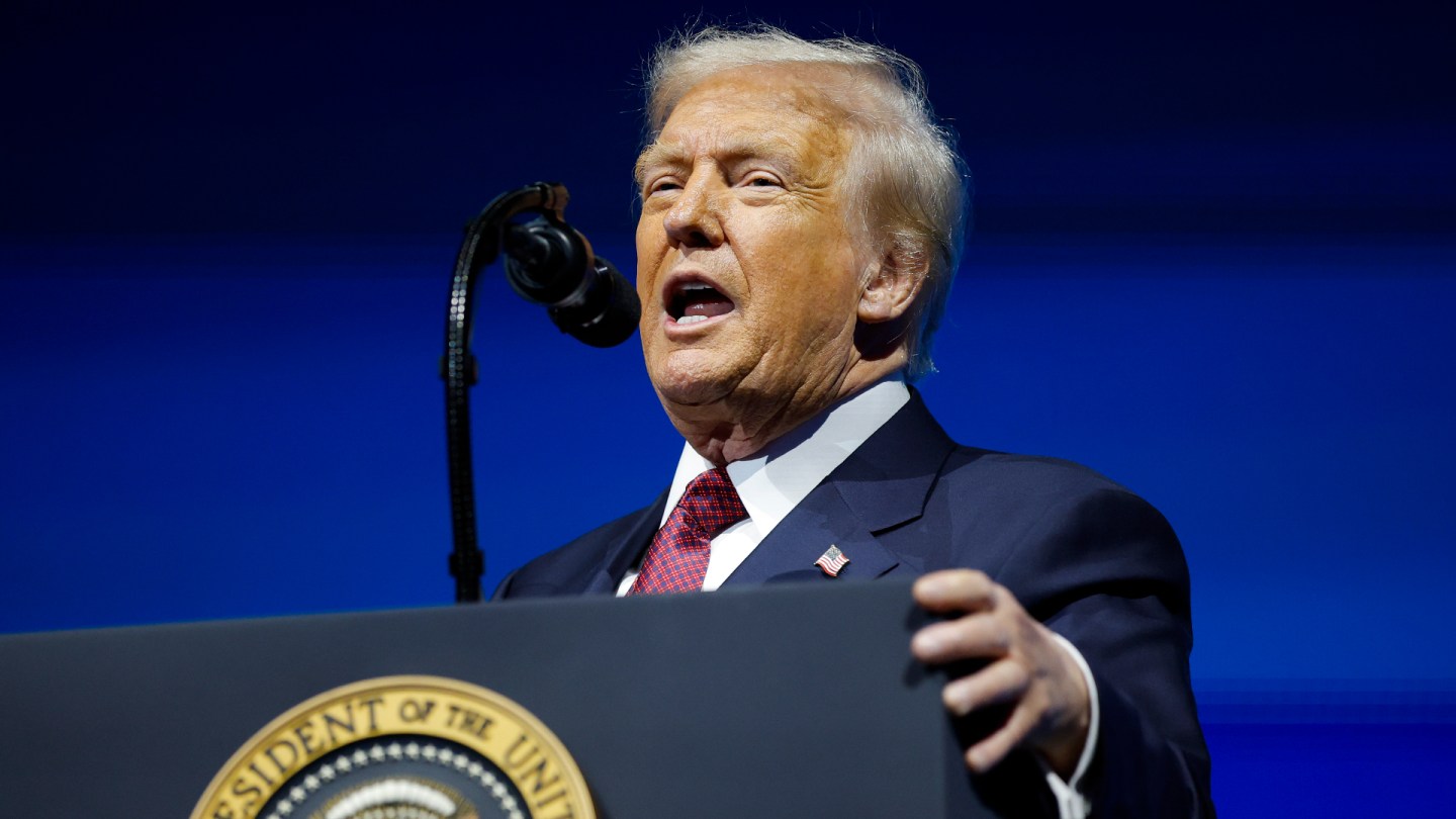 Trump ameaça BBC com ação legal por discurso adulterado