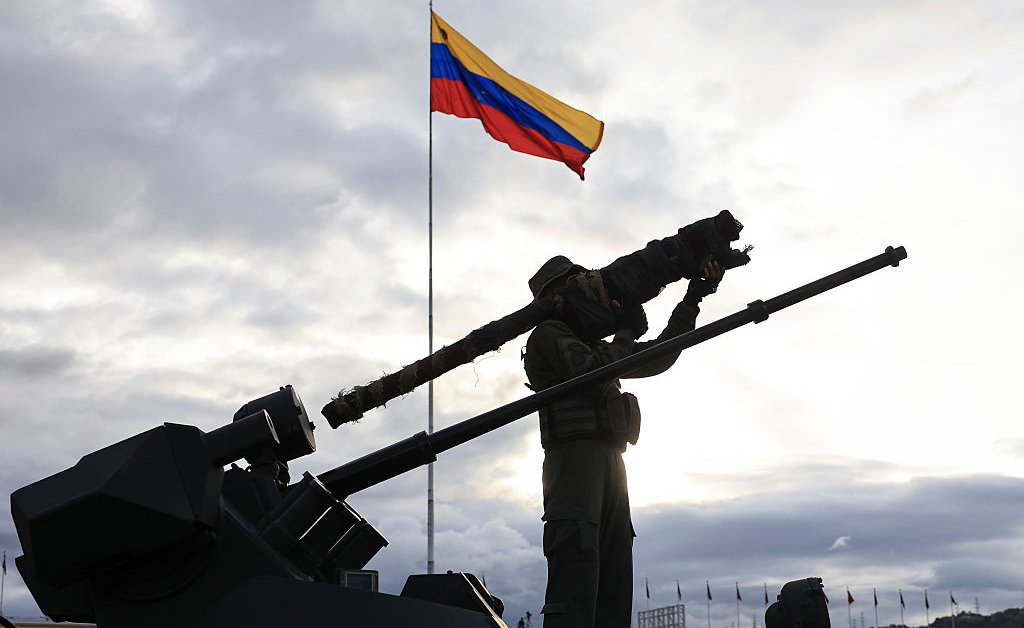 Trump anuncia que espaço aéreo acima da Venezuela está 'totalmente fechado' em meio a ameaças de ataques terrestres