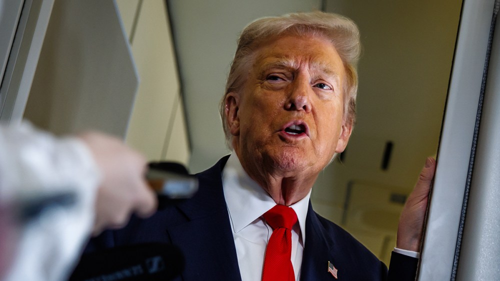 Trump comemora saída do diretor geral da BBC e CEO de notícias