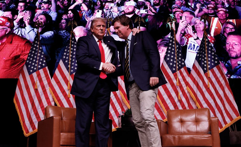Trump defende entrevista de Tucker Carlson com Nick Fuentes