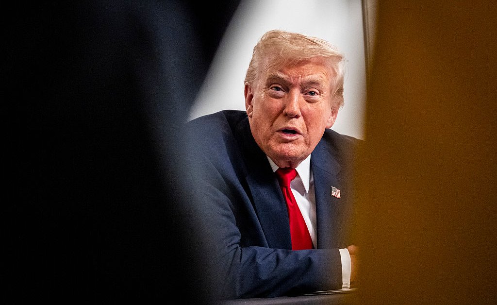 Trump pausa todas as decisões de pedidos de asilo em ampla repressão à imigração