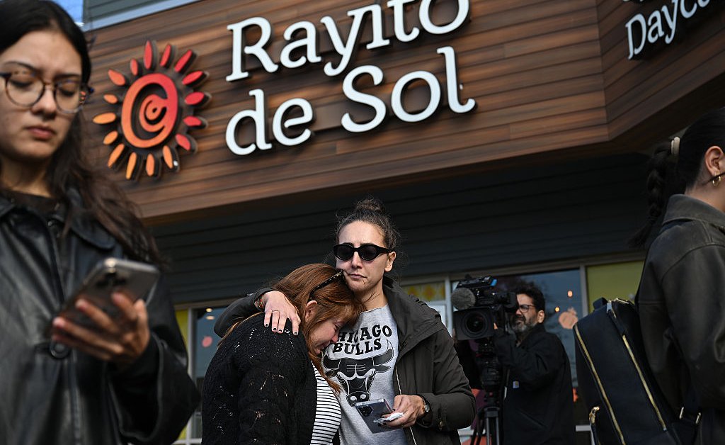 Vídeos virais mostram crianças apanhadas em prisões agressivas no ICE