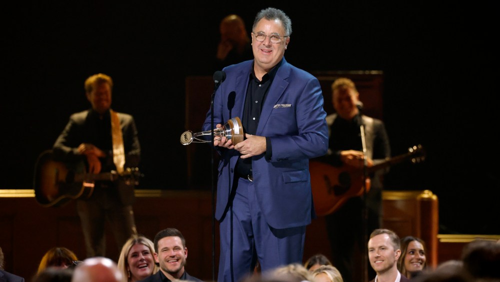 Vince Gill recebe prêmio pelo conjunto de sua obra no CMA Awards