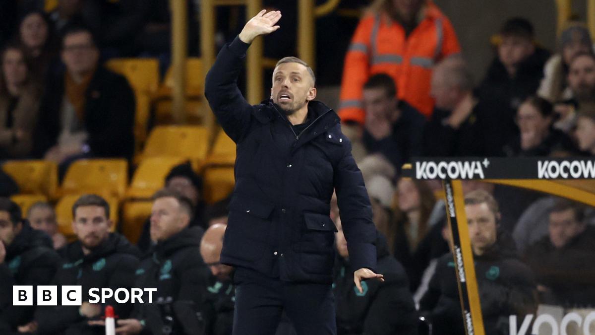 Gary O'Neil on the touchline as Wolves manager in the 2024-25 season