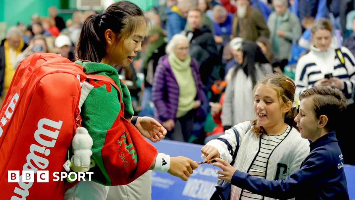 Mimi Xu signs autographs for young fans at the Wrexham Open
