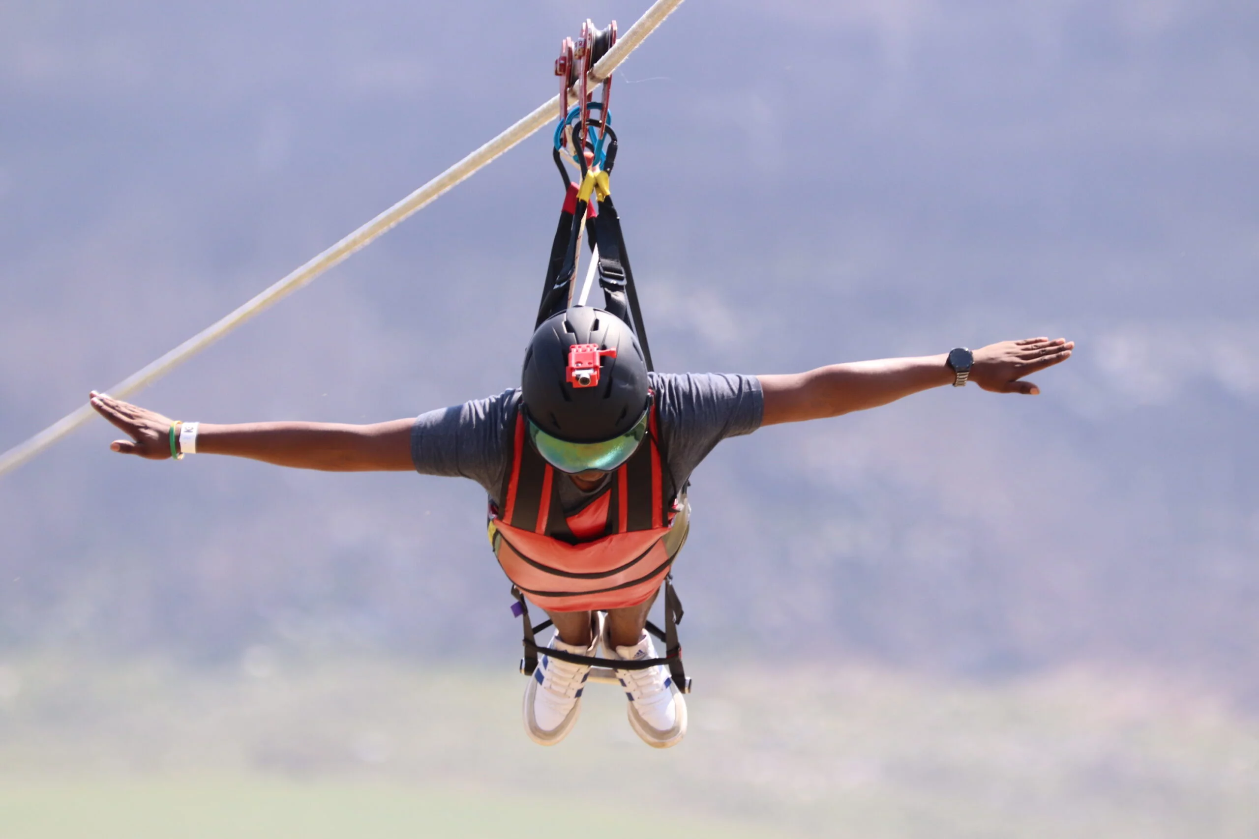 A tirolesa mais longa do mundo tem 2 milhas de comprimento e atinge velocidades de até 93 mph