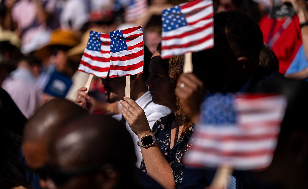 As pessoas estão sendo afastadas de suas cerimônias de cidadania na nova repressão de Trump