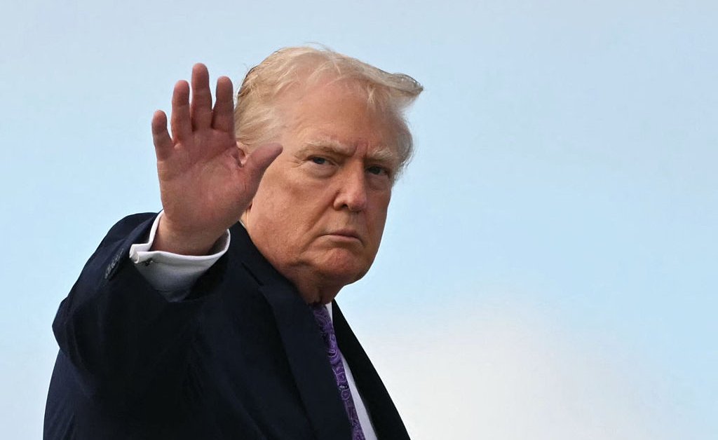 Casa Branca confirma e defende segundo ataque a barco, contradizendo Trump