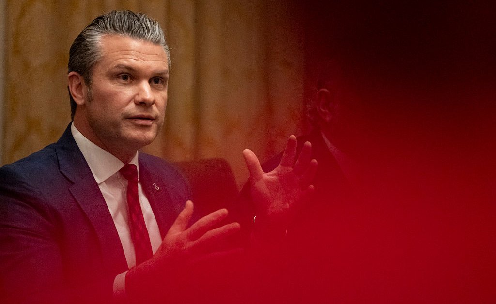 Democratas denunciam a hipocrisia de Hegseth sobre ordens ilegais