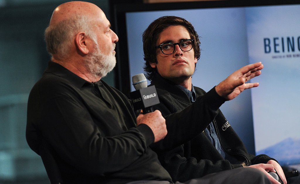 Filho de Rob Reiner acusado de duas acusações de assassinato em primeiro grau à medida que novos detalhes sobre assassinatos surgem