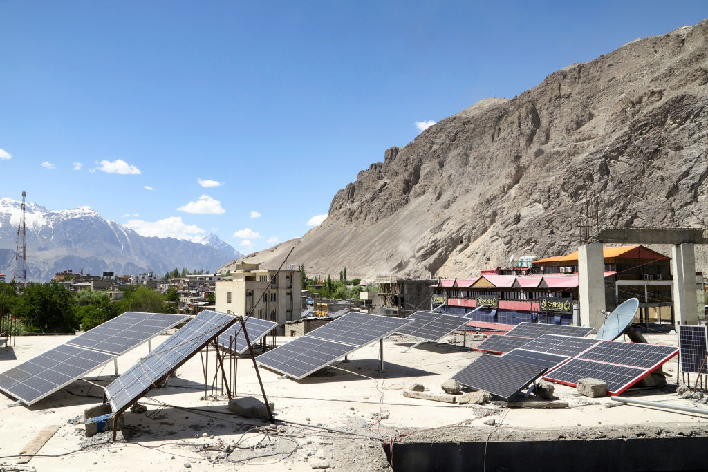 Painéis solares instalados no telhado de um edifício em Skardu, na região de Gilgit-Baltistan, no Paquistão.