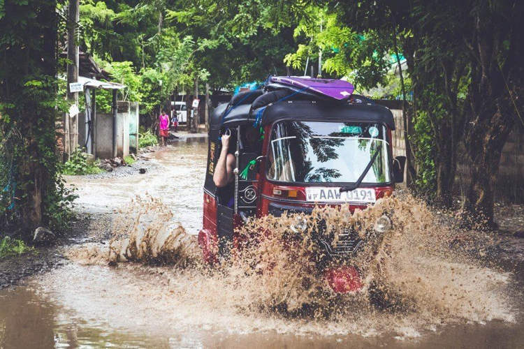O cenário das corridas de tuk-tuk no sudeste da Ásia não é brincadeira