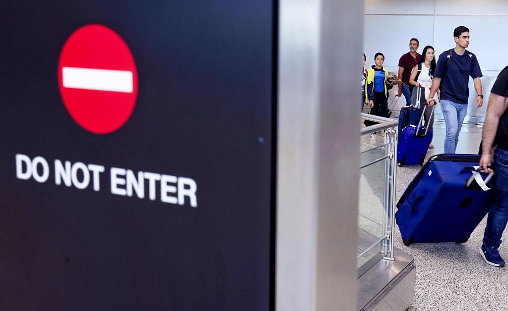 O que saber sobre a proibição ampliada de viagens de Trump