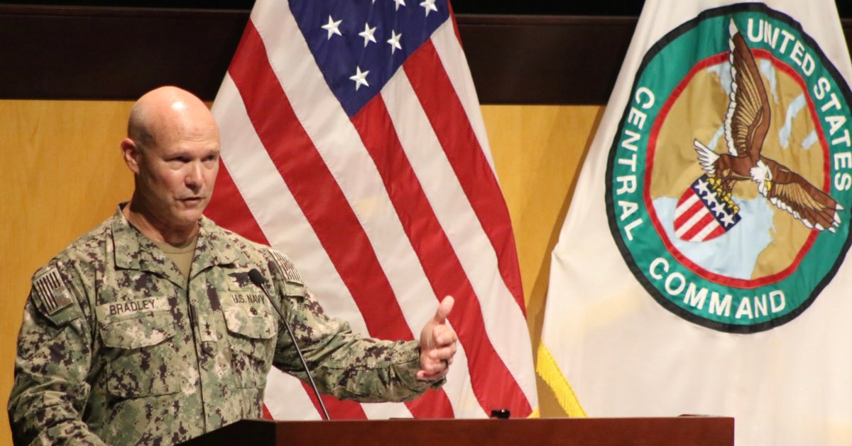 O que saber sobre o almirante nomeado por Hegseth na controvérsia da greve de barcos