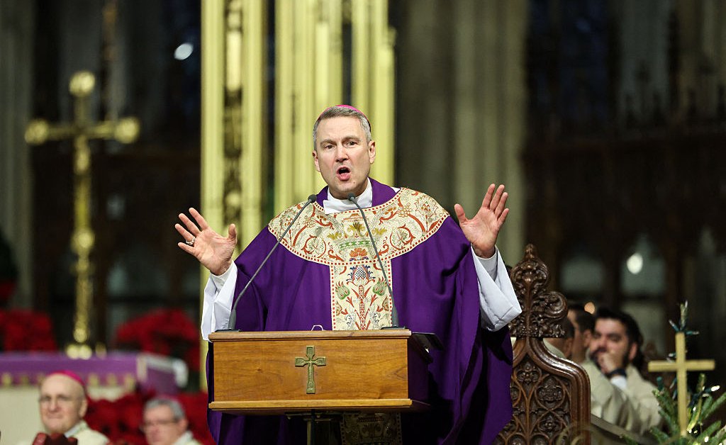 Papa Leão nomeia arcebispo pró-migrantes em Nova York em meio à repressão de Trump