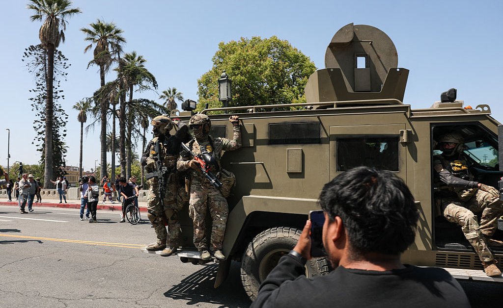Quem parece pertencer à América?