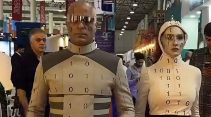 Robôs humanóides na Iranian Tech Expo revelam-se humanos disfarçados