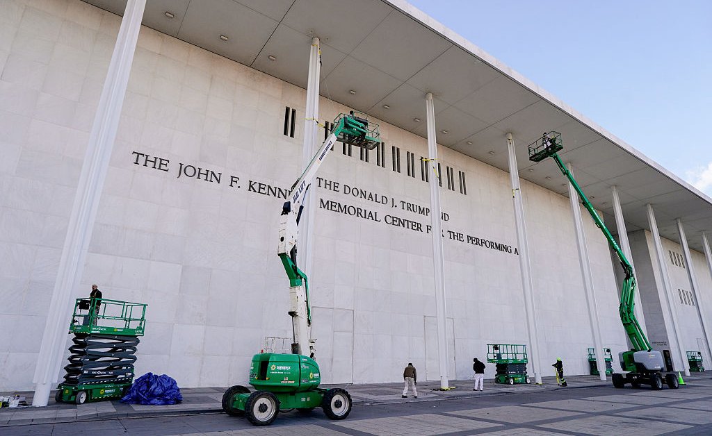 Show de jazz na véspera de Natal do Kennedy Center cancelado após mudança de nome de Trump