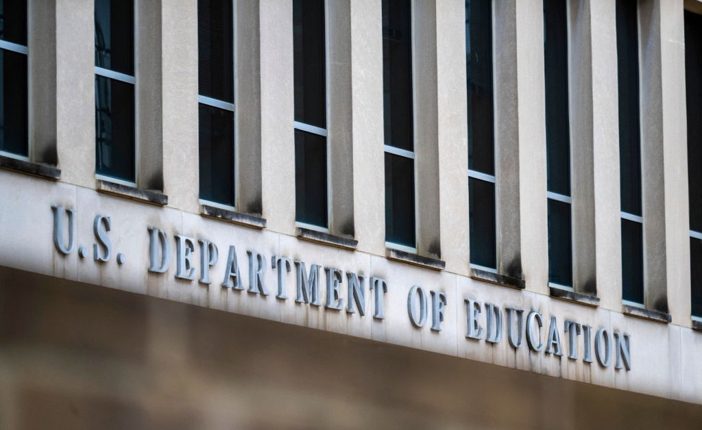 Trump toma medidas para encerrar um importante programa de perdão de empréstimos estudantis