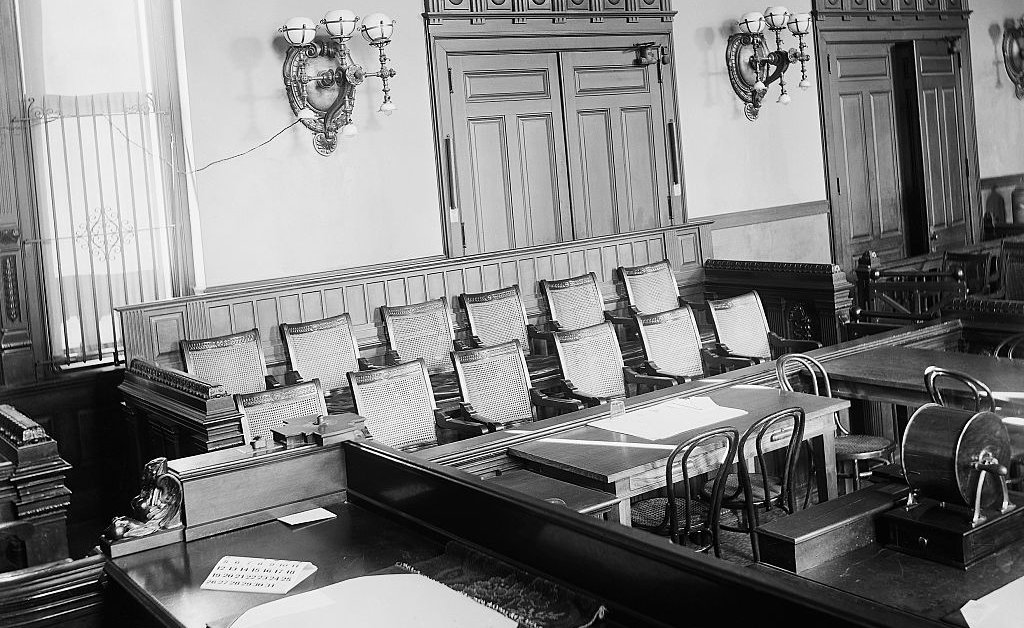 Um júri precisa ter 12 membros?