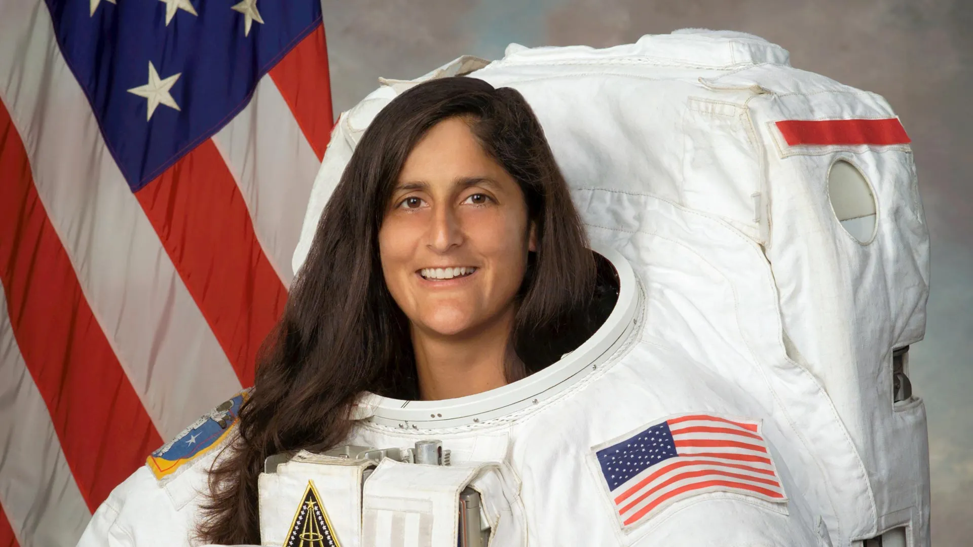 Astronauta da NASA Suni Williams se aposenta após 608 dias no espaço e nove caminhadas espaciais