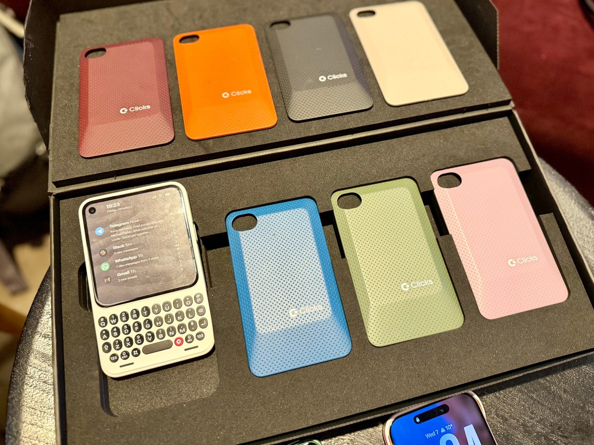 Prática com um protótipo do Clicks' Communicator, um novo smartphone semelhante ao BlackBerry